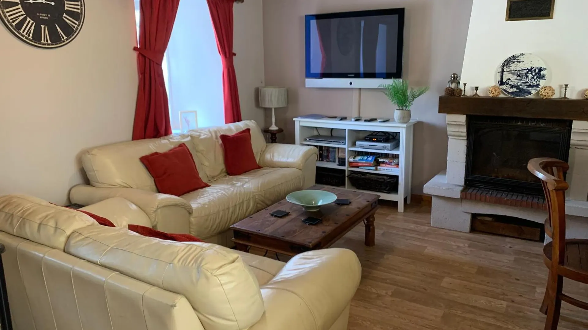 Prázdninový dům Two Cottages In Beautiful Brittany 5 Bedrooms Sleeps 10 Pets Welcome Heated Swimming Pool Free Wifi Plouguenast-Langast Francie